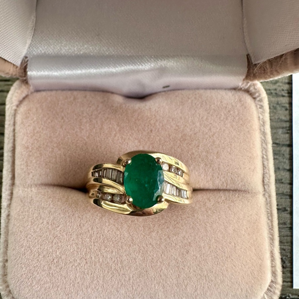 Elegant 14k Yellow Gold and Emerald Ring with Baguette and Round Diamonds
